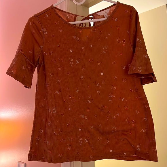 Small summary shirt tie goes in the back - Picture 1 of 2